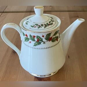 EUC The Cellar Ivory Holly 1993 40oz Holiday Teapot with Lid made in Japan